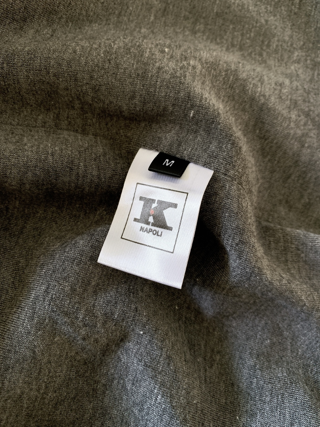 Kiton 奇顿 2025FW秋冬新品 可拆卸连帽外套。连帽内侧采用灰色针织面料，与外层棕调肌理面料形成