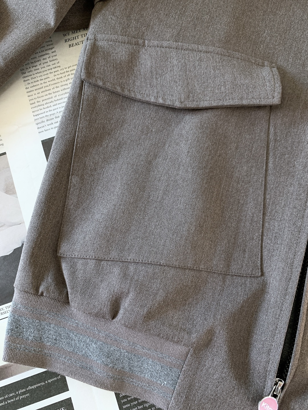 Kiton 奇顿 2025FW秋冬新品 可拆卸连帽外套。连帽内侧采用灰色针织面料，与外层棕调肌理面料形成