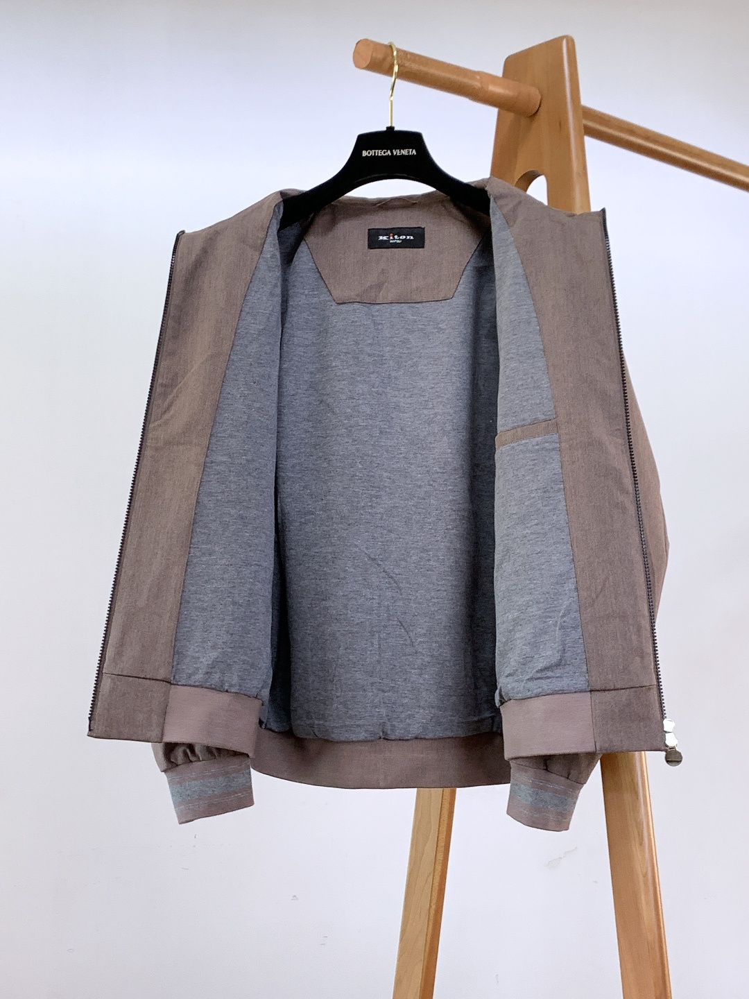 Kiton 奇顿 2025FW秋冬新品 可拆卸连帽外套。连帽内侧采用灰色针织面料，与外层棕调肌理面料形成