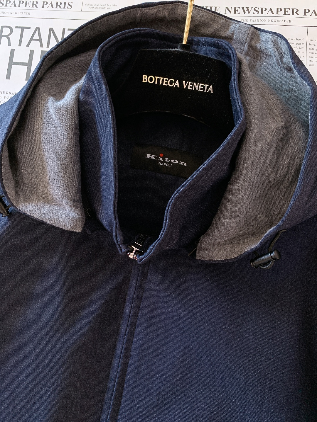 Kiton 奇顿 2025FW秋冬新品 可拆卸连帽外套。连帽内侧采用灰色针织面料，与外层棕调肌理面料形成