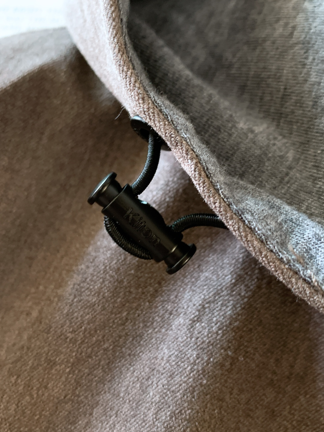 Kiton 奇顿 2025FW秋冬新品 可拆卸连帽外套。连帽内侧采用灰色针织面料，与外层棕调肌理面料形成