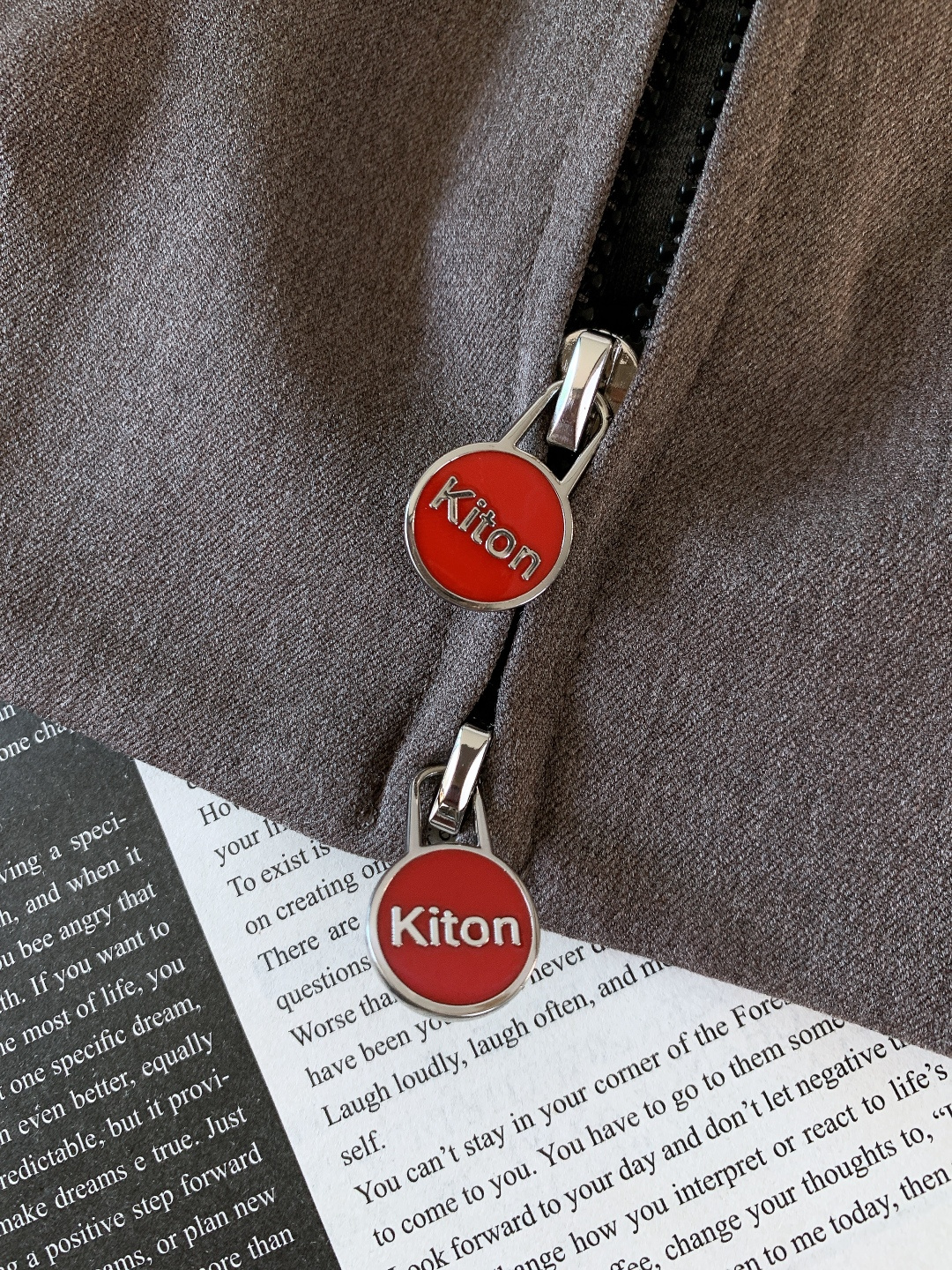 Kiton 奇顿 2025FW秋冬新品 可拆卸连帽外套。连帽内侧采用灰色针织面料，与外层棕调肌理面料形成