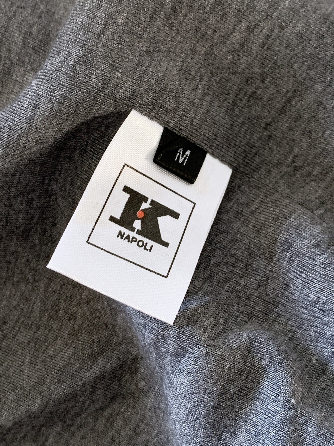 Kiton 奇顿 2025FW秋冬新品 可拆卸连帽外套。连帽内侧采用灰色针织面料，与外层棕调肌理面料形成