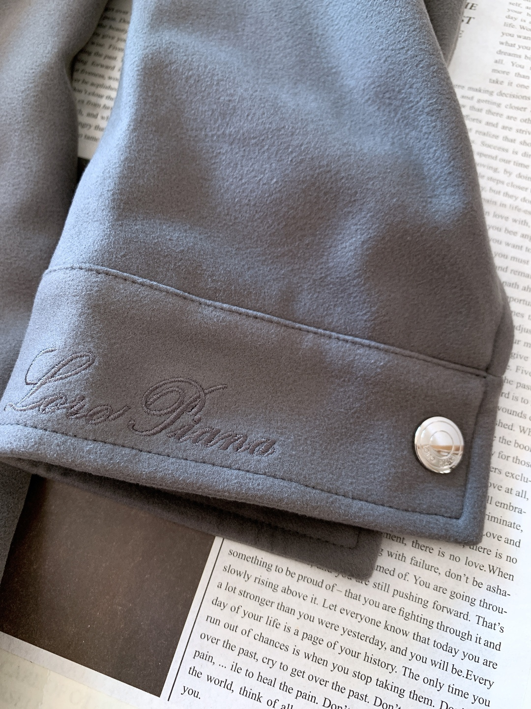 LoroPiana L.P FW秋冬新品lP🆕质感夹克，把“低调奢华”穿在身上。• 面料触感：82%棉+