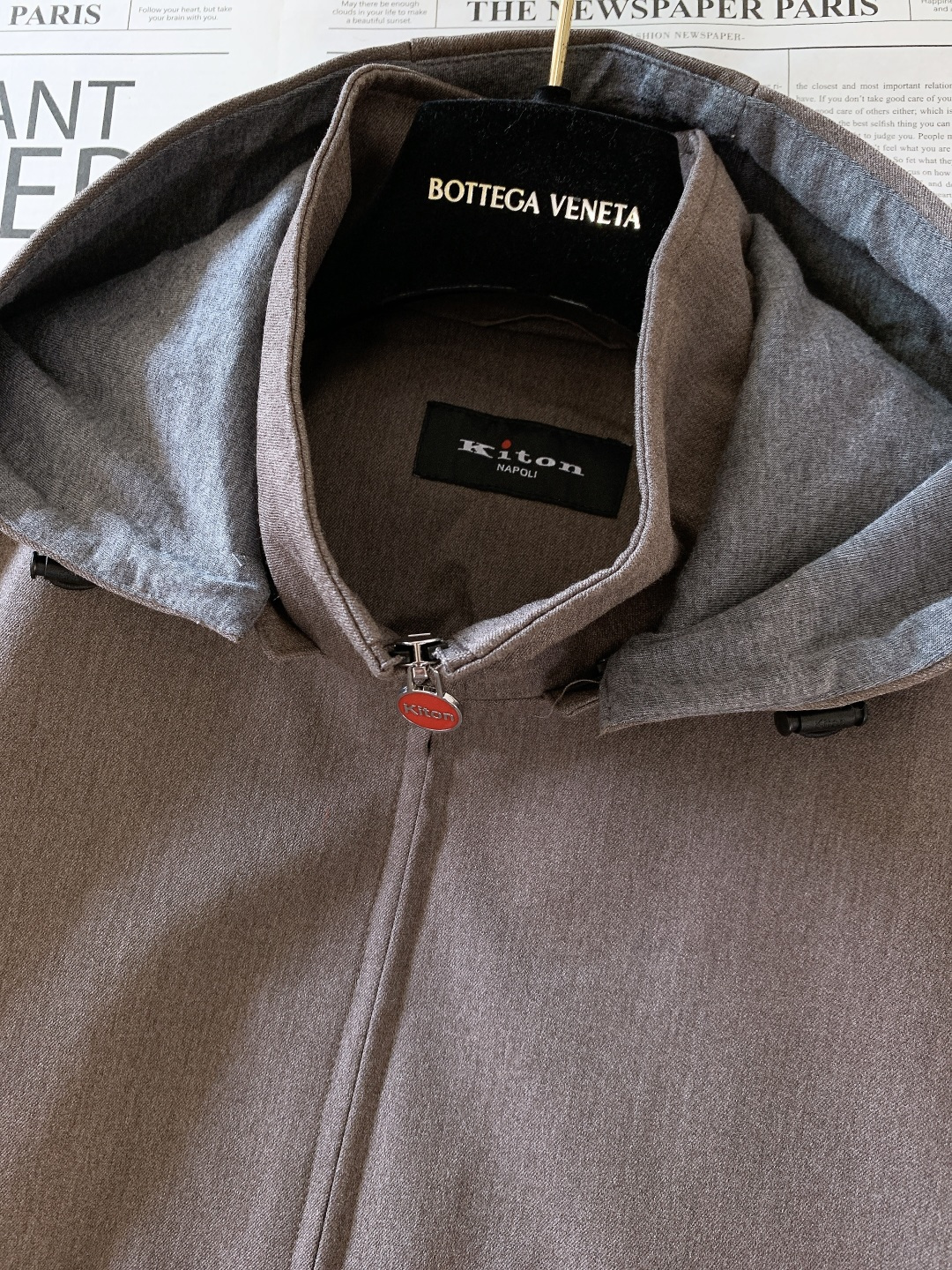 Kiton 奇顿 2025FW秋冬新品 可拆卸连帽外套。连帽内侧采用灰色针织面料，与外层棕调肌理面料形成