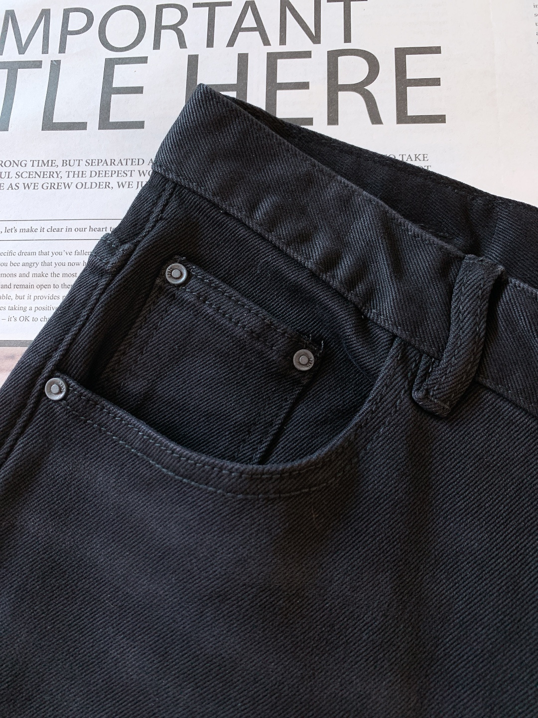 Prada 普拉达 2025FW秋冬新品 高级时装感 进口牛仔面料 , 洗水牛仔裤。面料很特殊，超细精仿