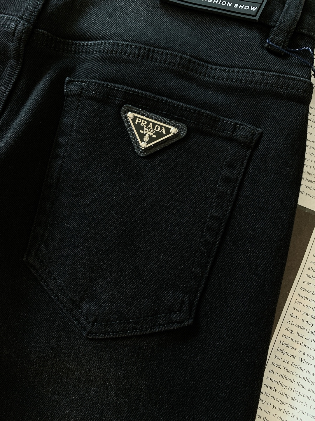 Prada 普拉达 2025FW秋冬新品 高级时装感 进口牛仔面料 , 洗水牛仔裤。面料很特殊，超细精仿