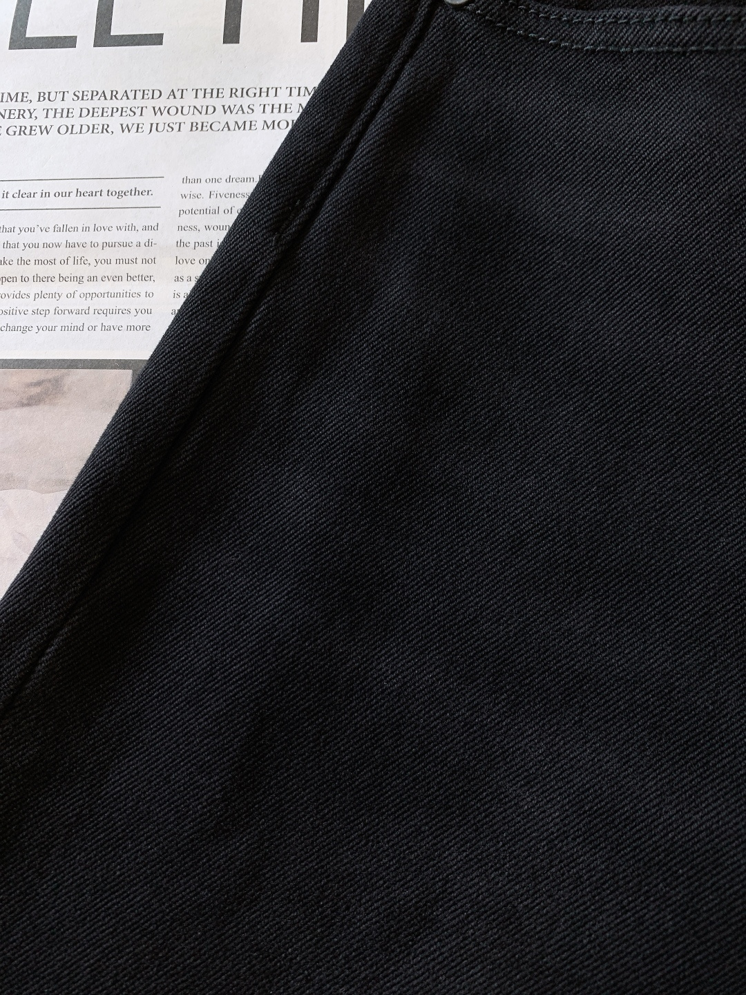 Prada 普拉达 2025FW秋冬新品 高级时装感 进口牛仔面料 , 洗水牛仔裤。面料很特殊，超细精仿