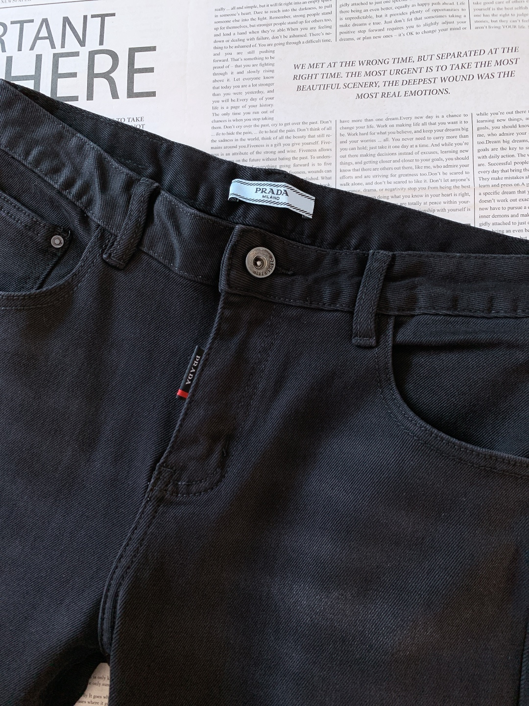 Prada 普拉达 2025FW秋冬新品 高级时装感 进口牛仔面料 , 洗水牛仔裤。面料很特殊，超细精仿