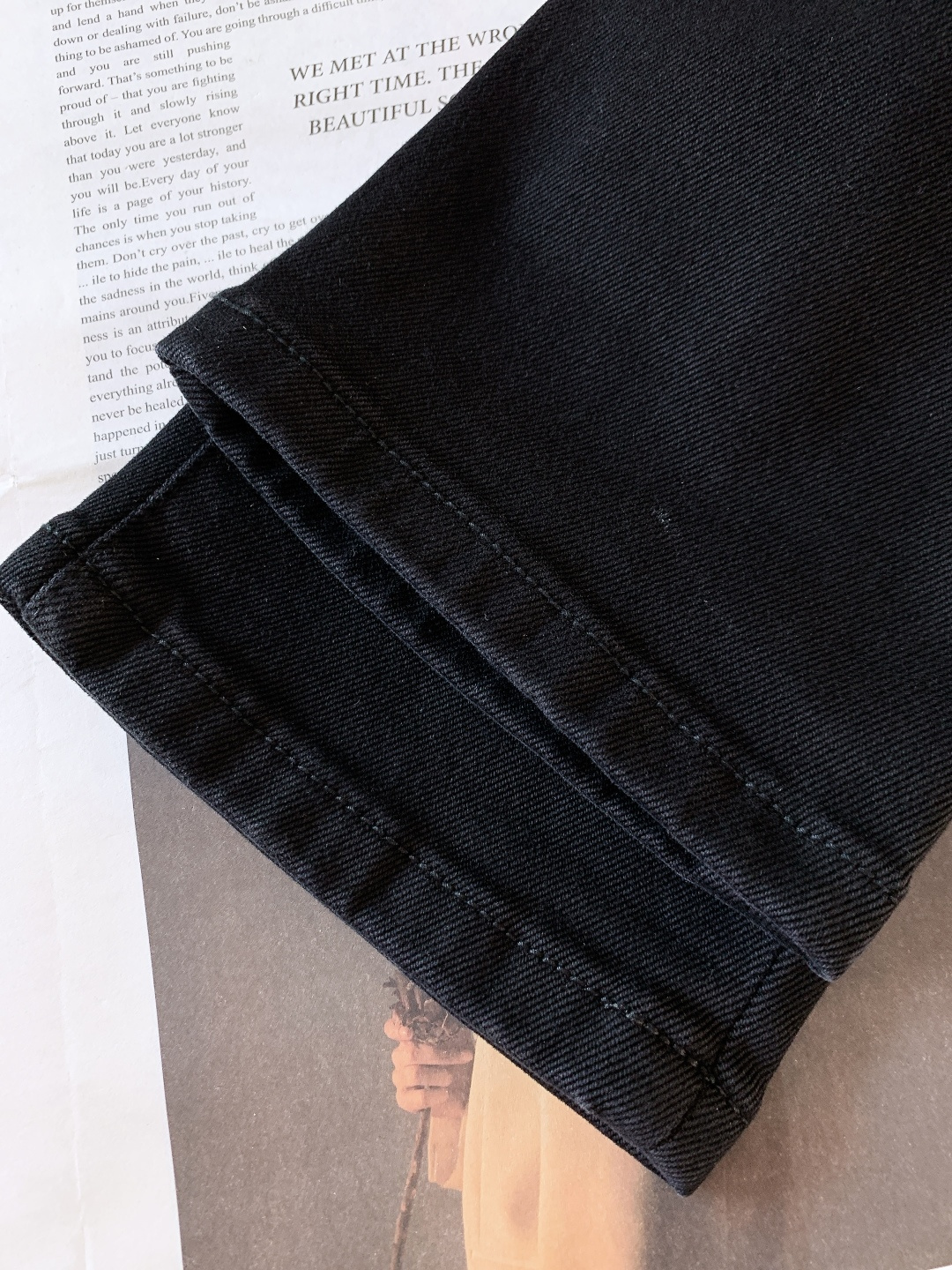 Prada 普拉达 2025FW秋冬新品 高级时装感 进口牛仔面料 , 洗水牛仔裤。面料很特殊，超细精仿