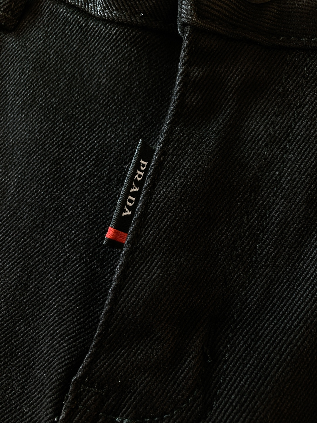 Prada 普拉达 2025FW秋冬新品 高级时装感 进口牛仔面料 , 洗水牛仔裤。面料很特殊，超细精仿