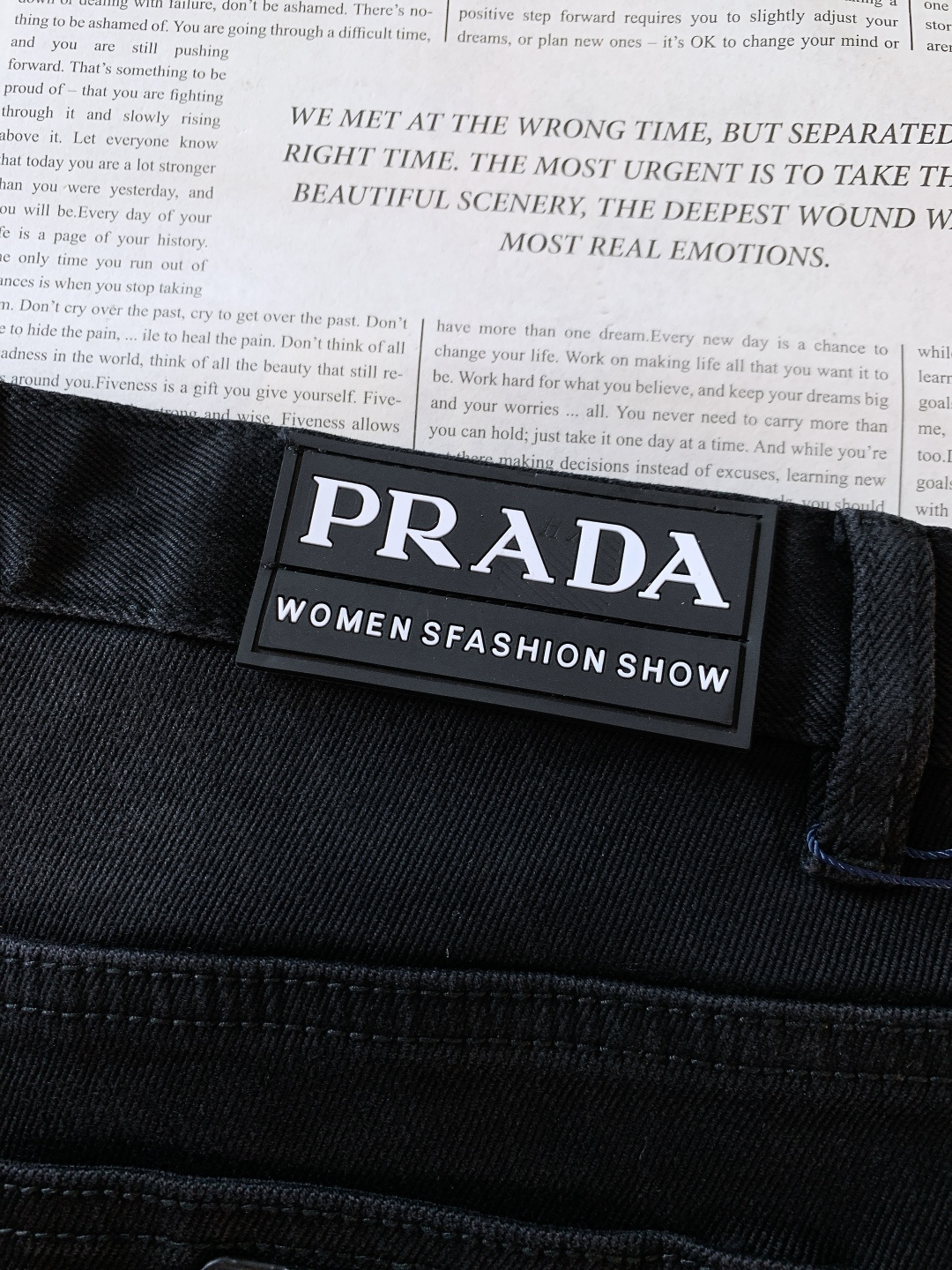 Prada 普拉达 2025FW秋冬新品 高级时装感 进口牛仔面料 , 洗水牛仔裤。面料很特殊，超细精仿