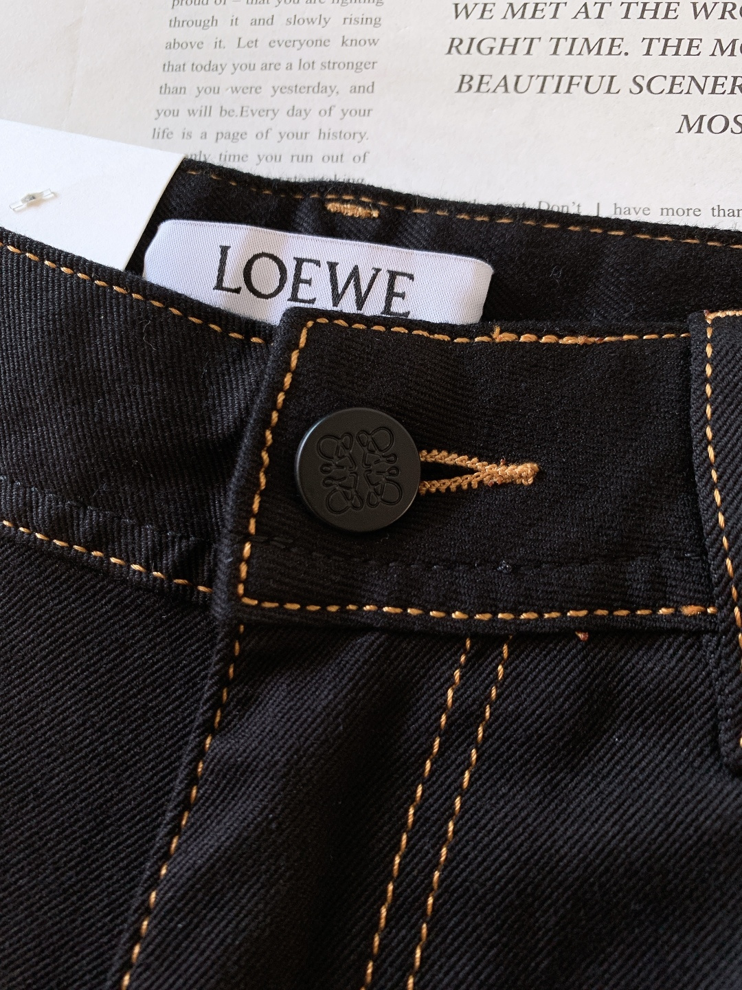 Loewe 罗意威 2025FW秋冬新品 高级时装感 进口牛仔面料 , 洗水牛仔裤。面料很特殊，超细精仿