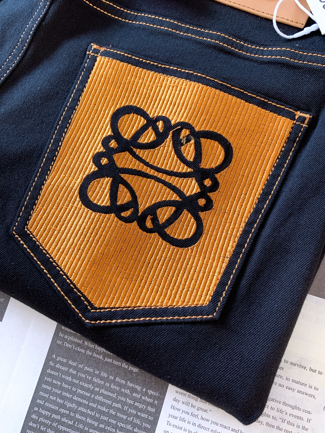 Loewe 罗意威 2025FW秋冬新品 高级时装感 进口牛仔面料 , 洗水牛仔裤。面料很特殊，超细精仿