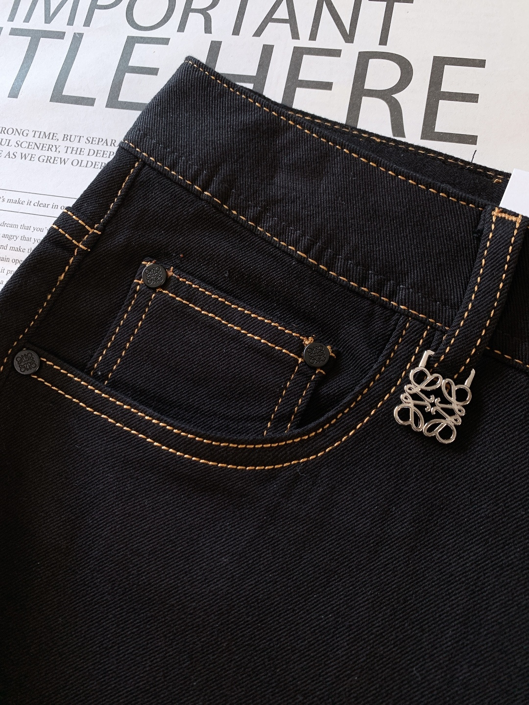 Loewe 罗意威 2025FW秋冬新品 高级时装感 进口牛仔面料 , 洗水牛仔裤。面料很特殊，超细精仿