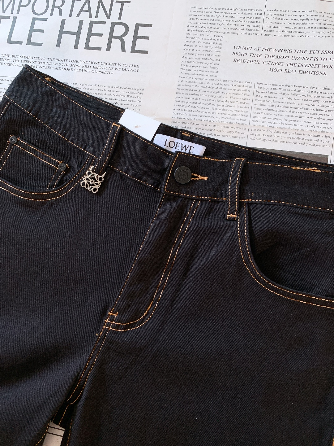 Loewe 罗意威 2025FW秋冬新品 高级时装感 进口牛仔面料 , 洗水牛仔裤。面料很特殊，超细精仿
