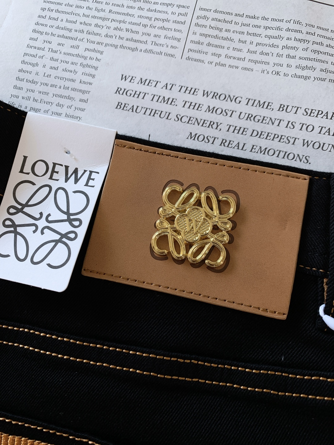 Loewe 罗意威 2025FW秋冬新品 高级时装感 进口牛仔面料 , 洗水牛仔裤。面料很特殊，超细精仿
