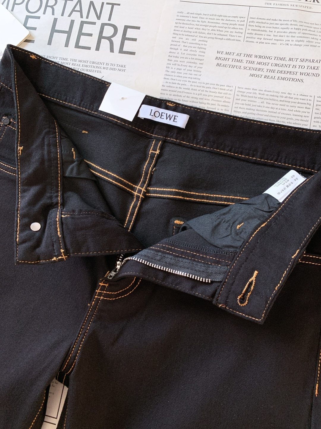 Loewe 罗意威 2025FW秋冬新品 高级时装感 进口牛仔面料 , 洗水牛仔裤。面料很特殊，超细精仿