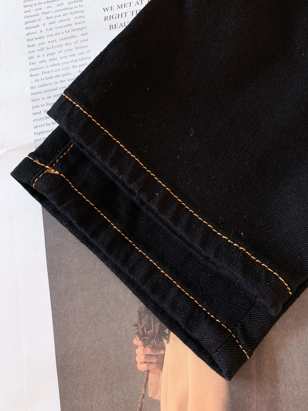 Loewe 罗意威 2025FW秋冬新品 高级时装感 进口牛仔面料 , 洗水牛仔裤。面料很特殊，超细精仿