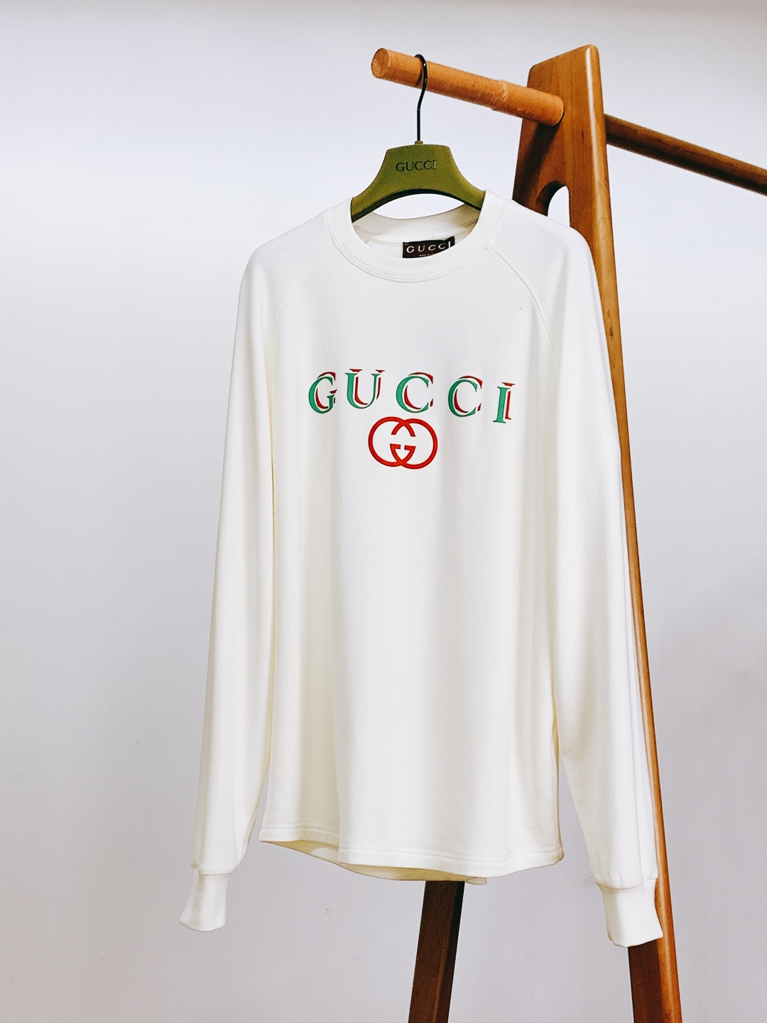Gucci 古驰 2025FW秋冬新品 双标撞色打底卫衣。胸前标识字母+GG标识，用红绿撞色勾勒出品牌标