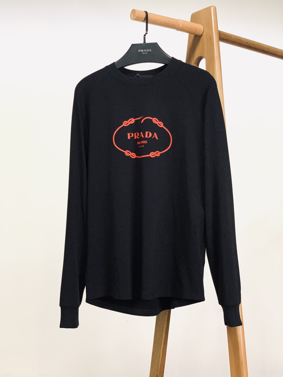 Prada 普拉达 2025FW秋冬新品 绳结标识打底卫衣。胸前品牌字母标识字样+绳结环绕标识，红标撞色