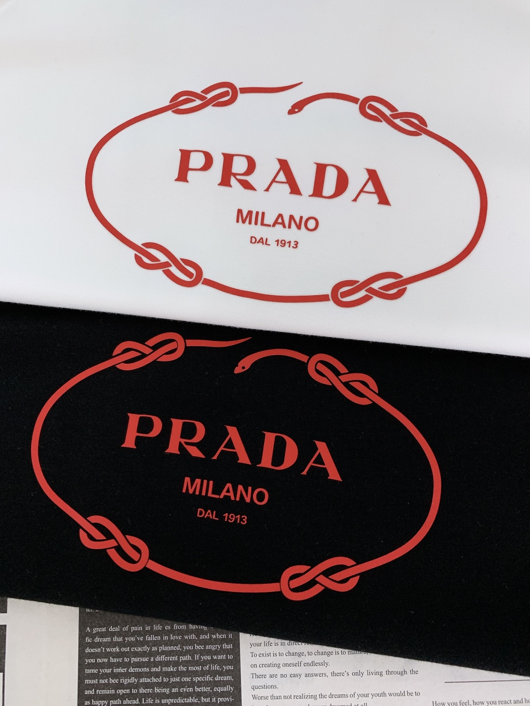 Prada 普拉达 2025FW秋冬新品 绳结标识打底卫衣。胸前品牌字母标识字样+绳结环绕标识，红标撞色