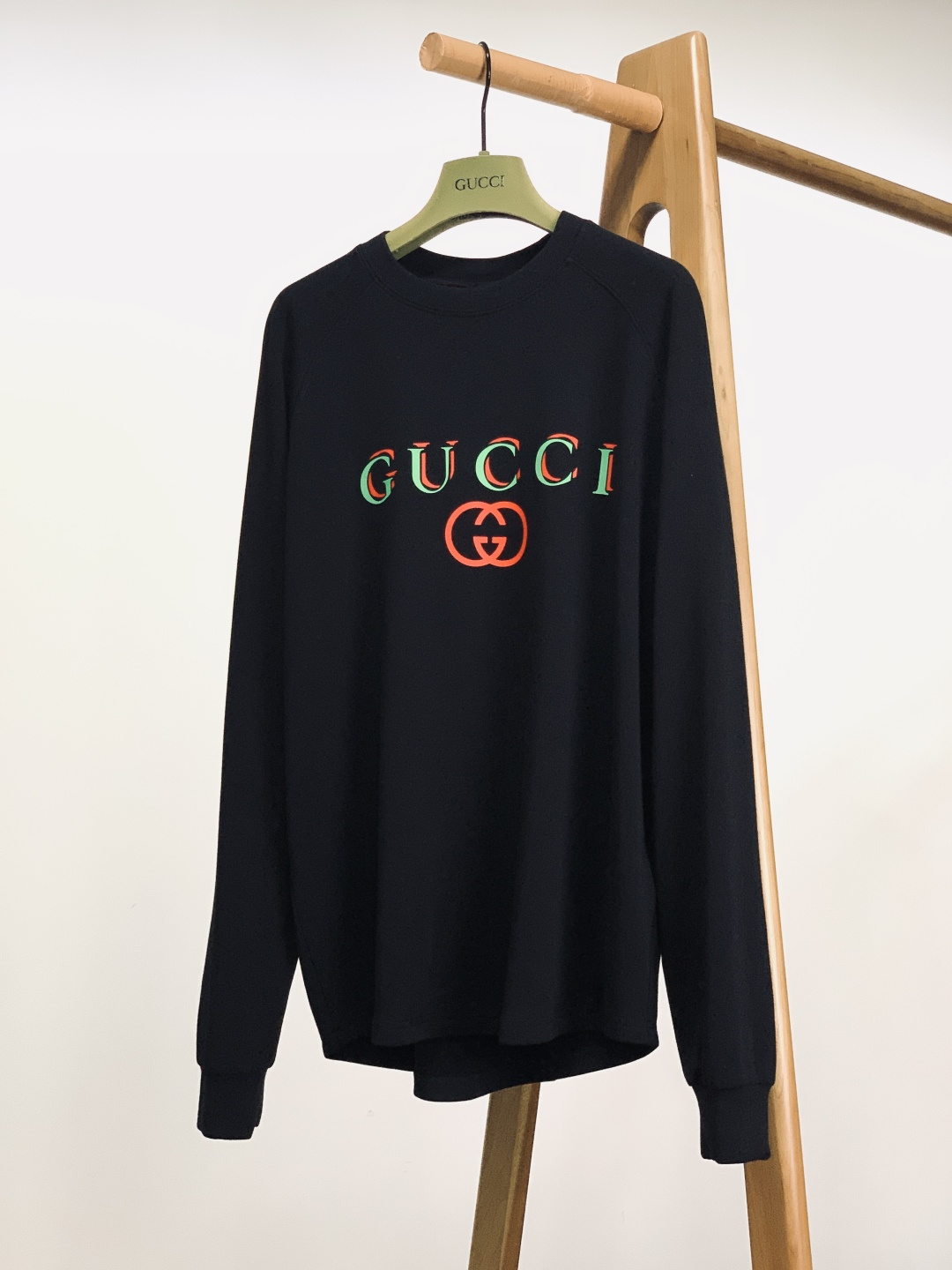 Gucci 古驰 2025FW秋冬新品 双标撞色打底卫衣。胸前标识字母+GG标识，用红绿撞色勾勒出品牌标