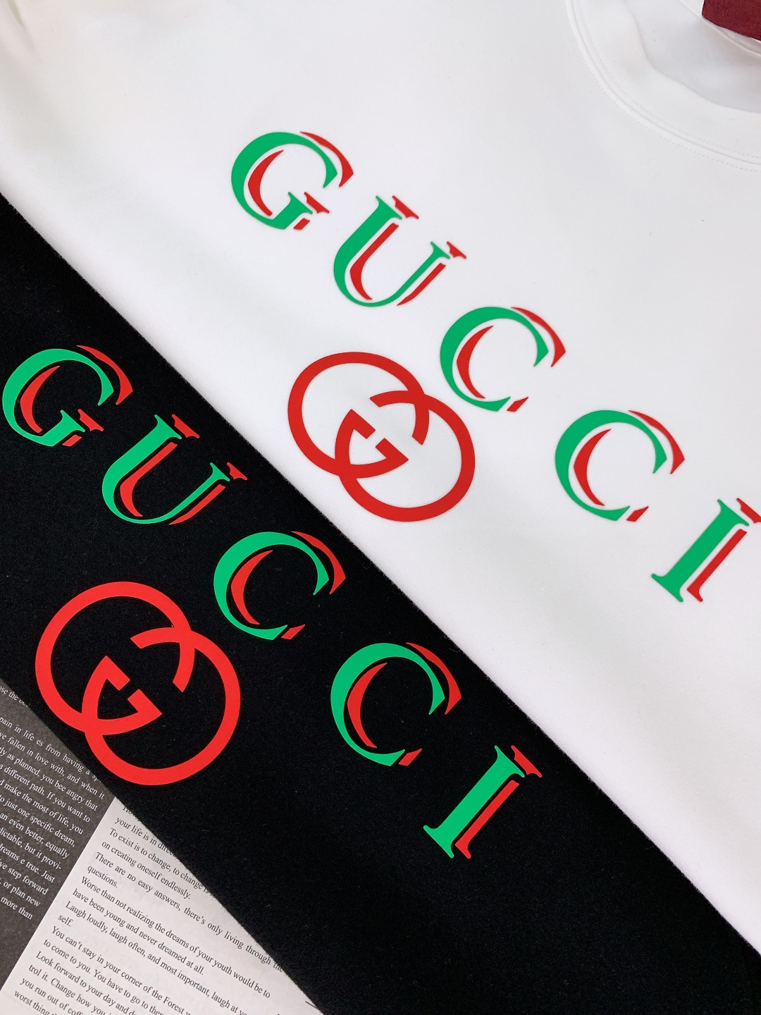 Gucci 古驰 2025FW秋冬新品 双标撞色打底卫衣。胸前标识字母+GG标识，用红绿撞色勾勒出品牌标