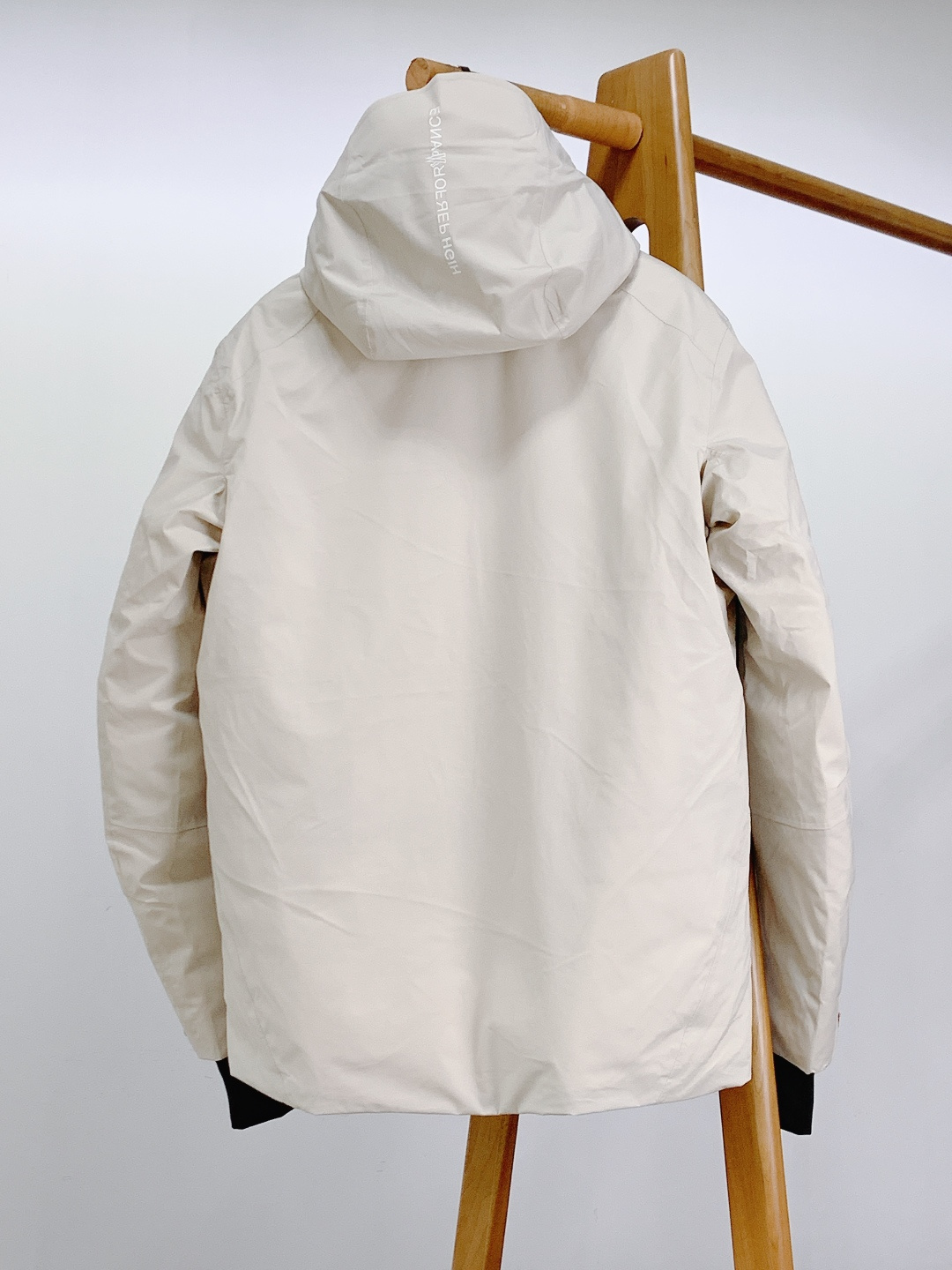 Moncler 蒙口 2025FW秋冬新品机能风连帽羽绒服：「外观细节：低调里的潮奢标识」• 品牌暗标：