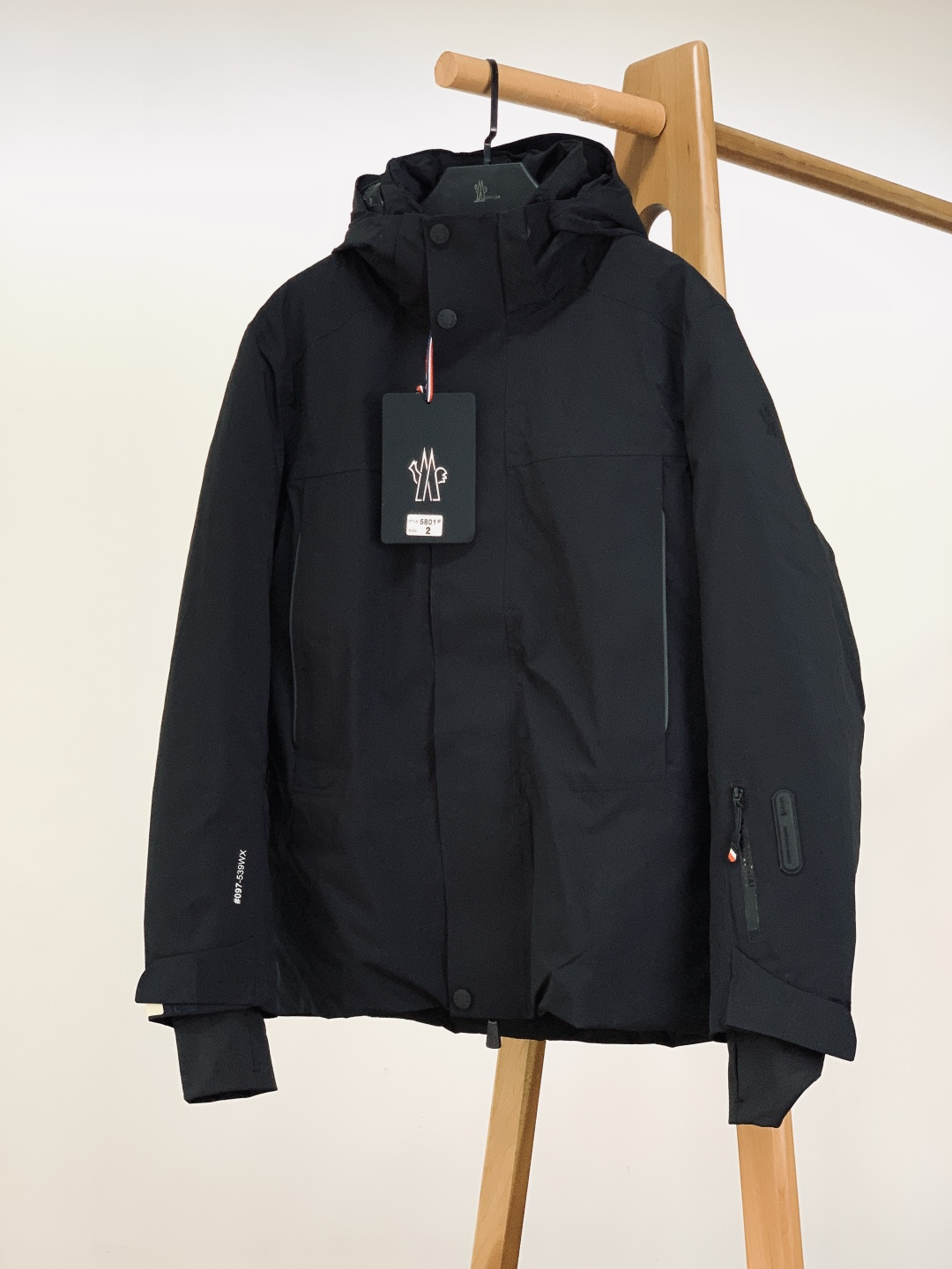 Moncler 蒙口 2025FW秋冬新品机能风连帽羽绒服：「外观细节：低调里的潮奢标识」• 品牌暗标：