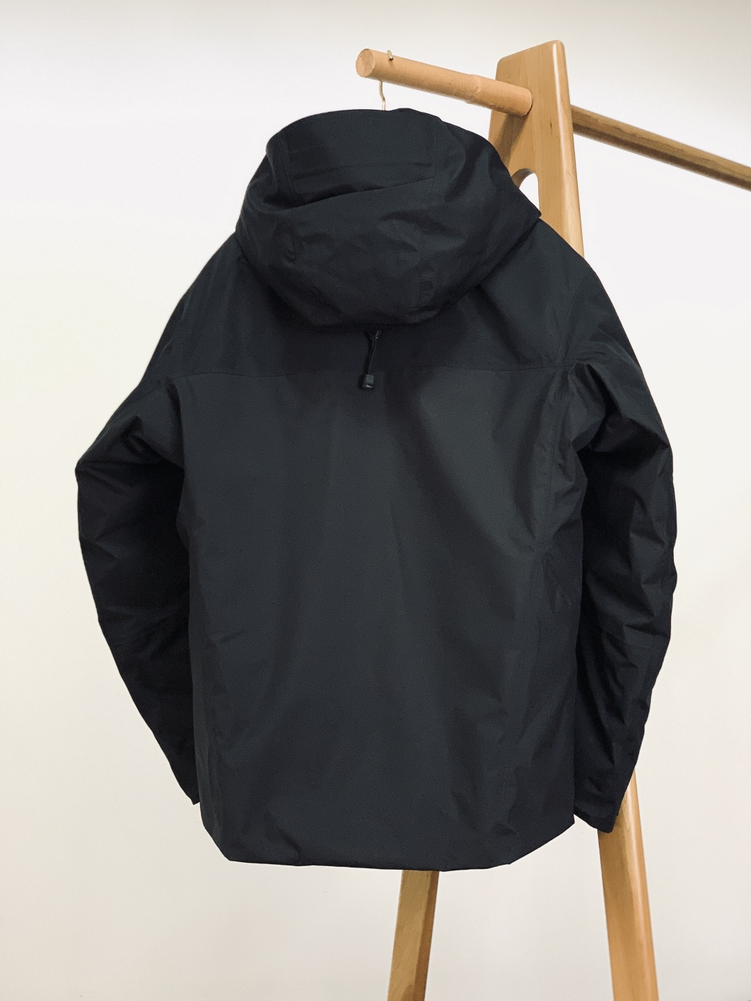 ARCTERYX 始祖鸟 2025FW秋冬新品 连帽羽绒服：机能与质感的“黑武士”级冬日装备纯黑极简廓形