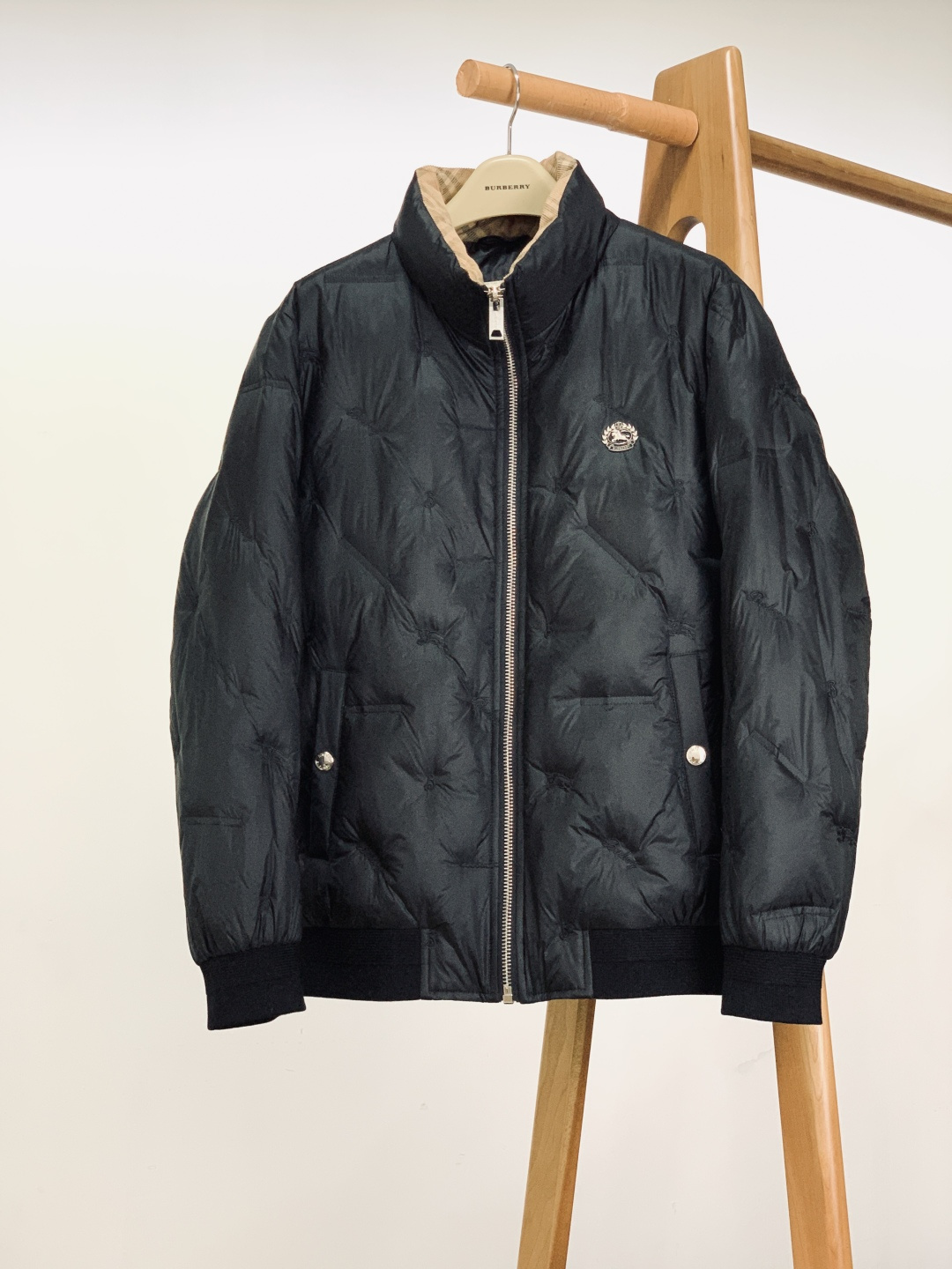 Burberry 巴宝莉 2025FW秋冬新品 菱格羽绒夹克。全身立体菱格压纹，让90绒填充更均匀蓬松，