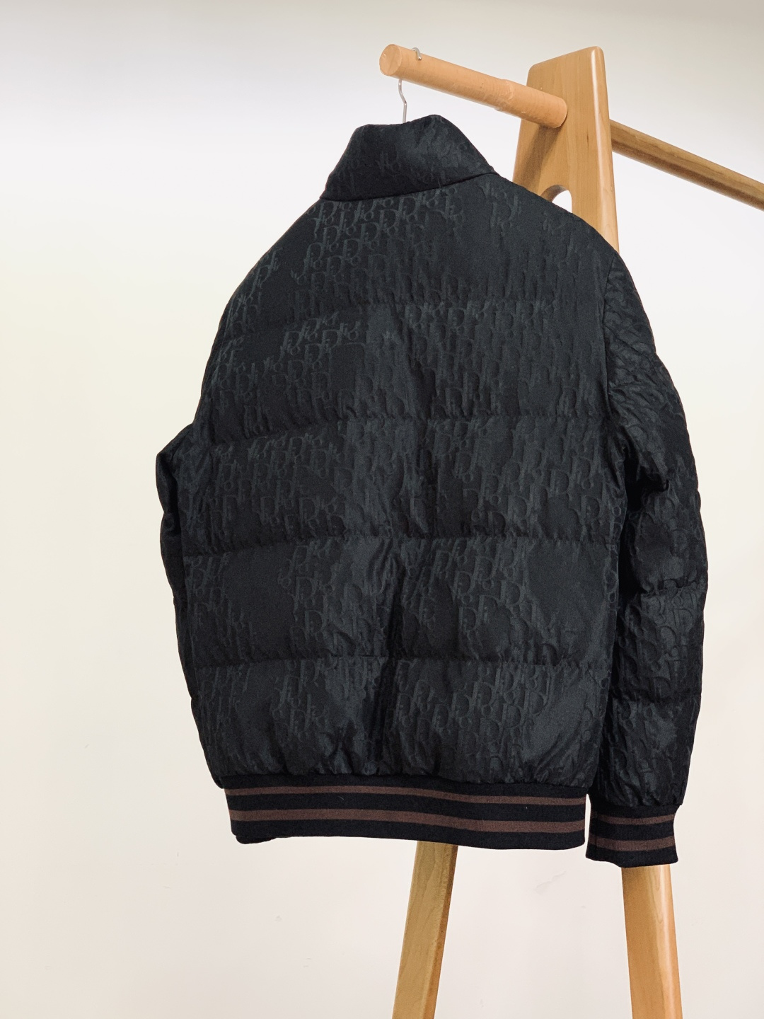 Dior Homme 迪奥·桀傲 2025FW秋冬新品 暗纹羽绒夹克。全身满印同色系暗纹提花，哑光黑质感