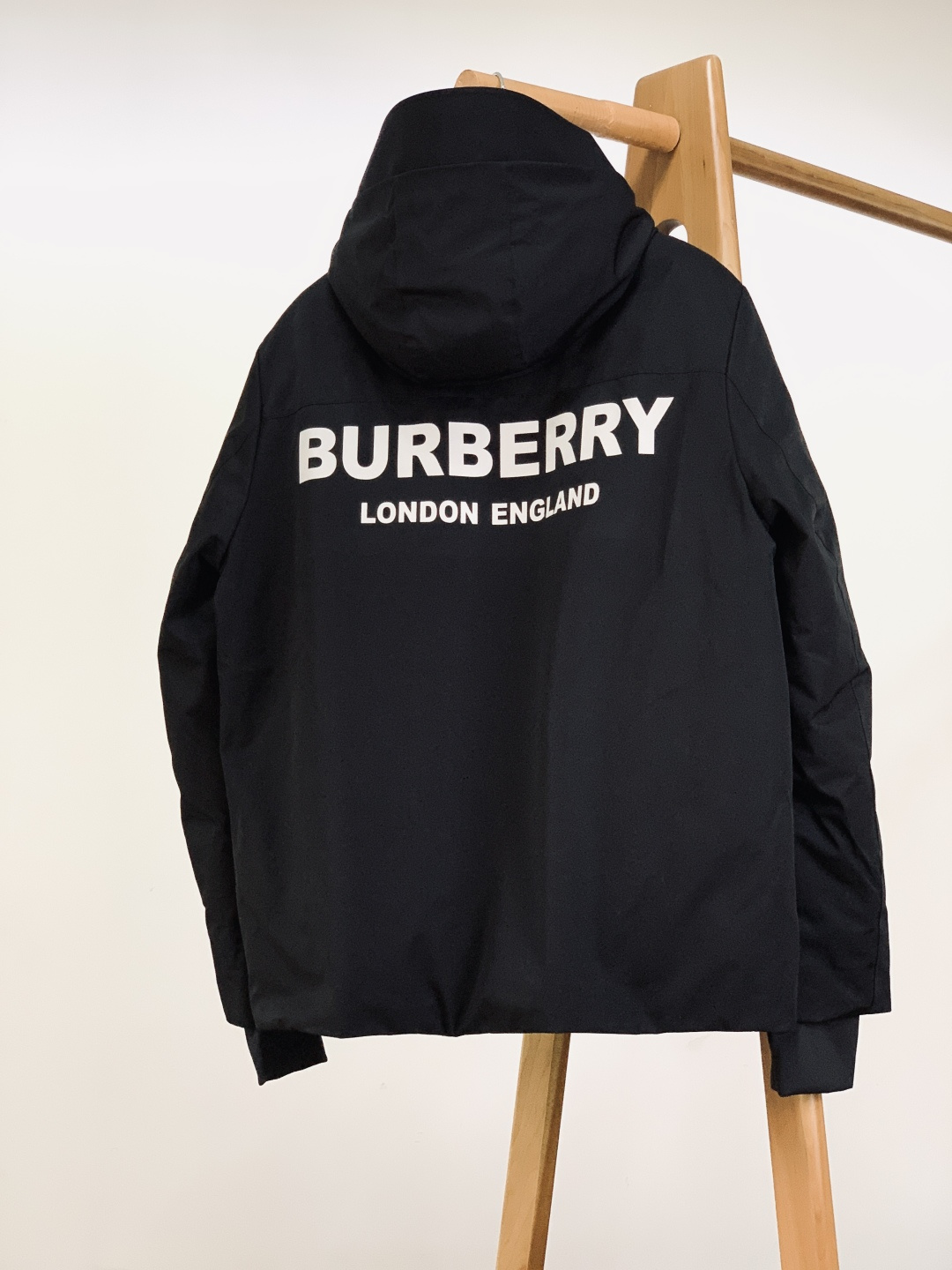 Burberry 巴宝莉 2025FW秋冬新品 工装风连帽羽绒服：「外观细节：低调里的品牌辨识度」• 双