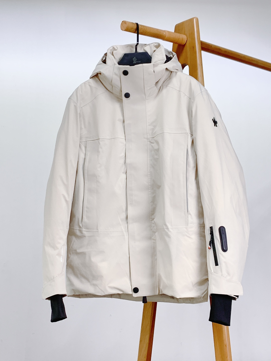 Moncler 蒙口 2025FW秋冬新品机能风连帽羽绒服：「外观细节：低调里的潮奢标识」• 品牌暗标：