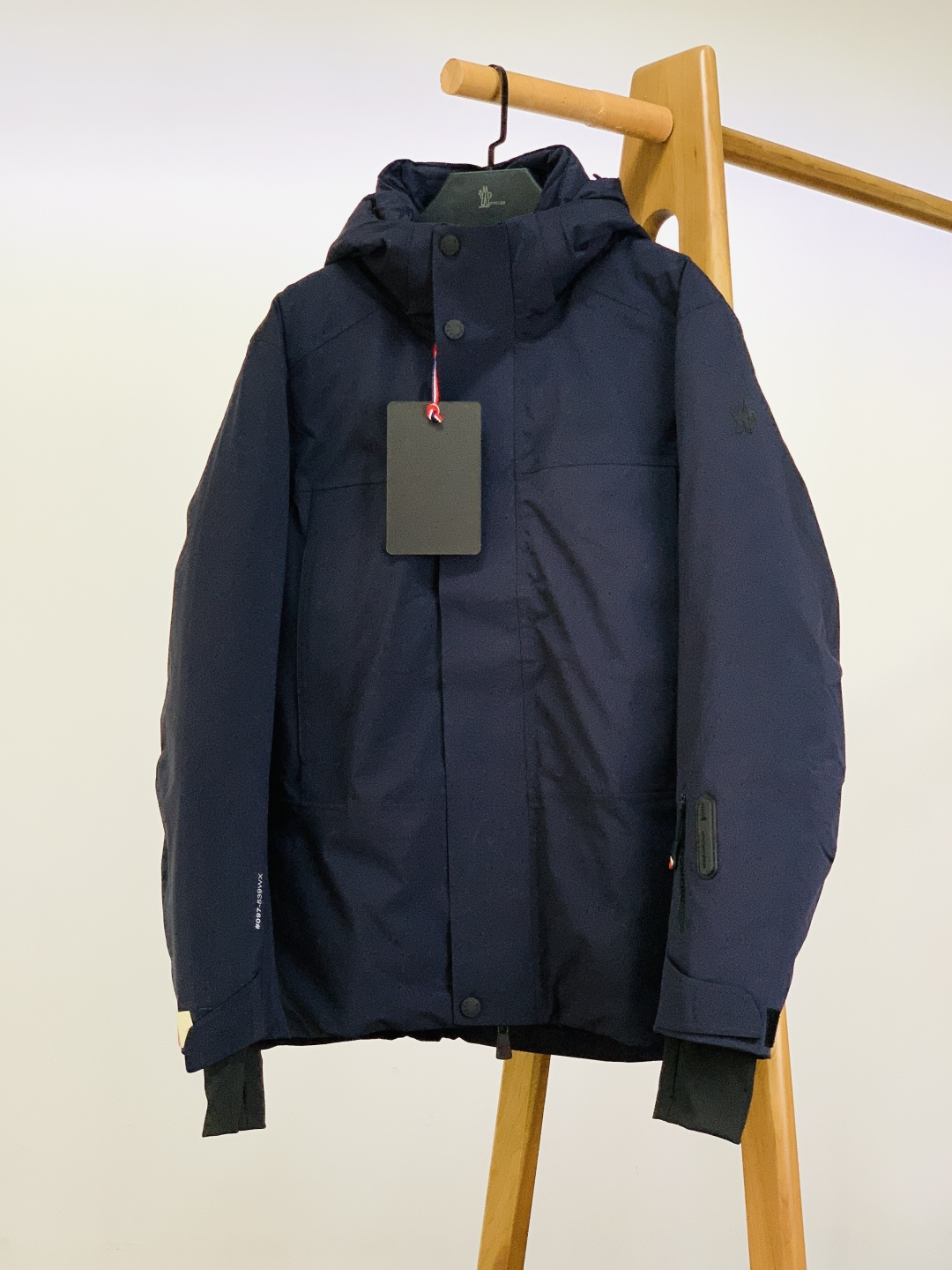 Moncler 蒙口 2025FW秋冬新品机能风连帽羽绒服：「外观细节：低调里的潮奢标识」• 品牌暗标：