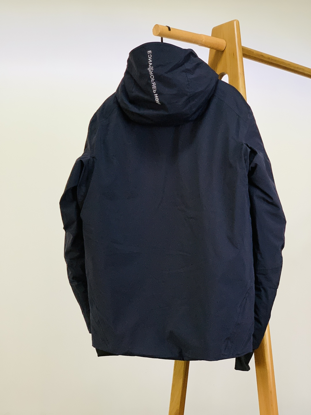 Moncler 蒙口 2025FW秋冬新品机能风连帽羽绒服：「外观细节：低调里的潮奢标识」• 品牌暗标：