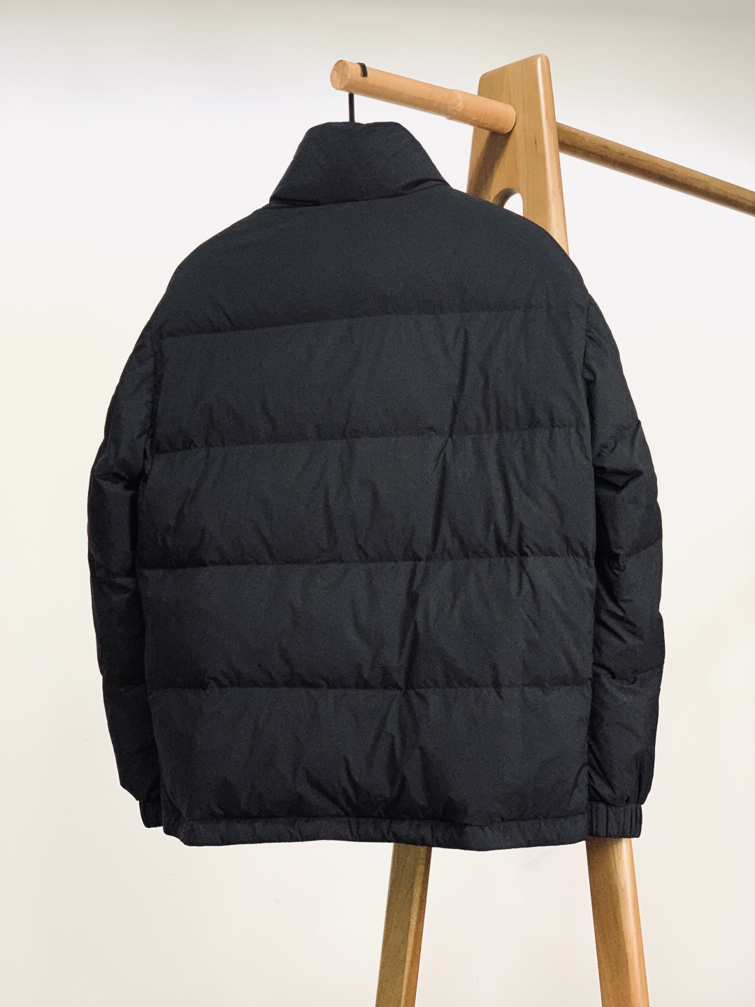 Ermenegildo Zegna 杰尼亚 2025FW秋冬新品 黑色立领羽绒夹克：90绒填充的细节质感