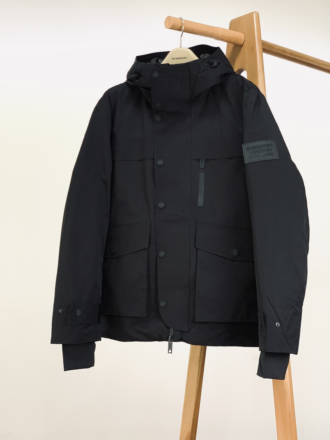 Burberry 巴宝莉 2025FW秋冬新品 工装风连帽羽绒服：「外观细节：低调里的品牌辨识度」• 双