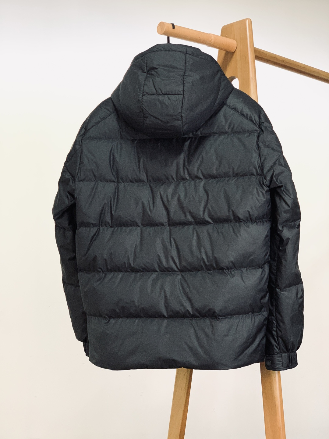 Moncler 蒙口 2025FW秋冬新品黑色连帽羽绒服。左臂处经典的红白蓝刺绣徽章，是蒙口标志性的“潮