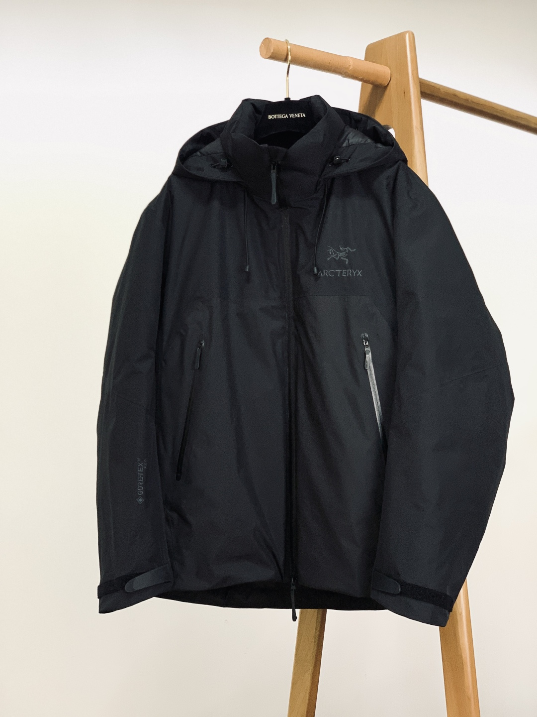 ARCTERYX 始祖鸟 2025FW秋冬新品 连帽羽绒服：机能与质感的“黑武士”级冬日装备纯黑极简廓形