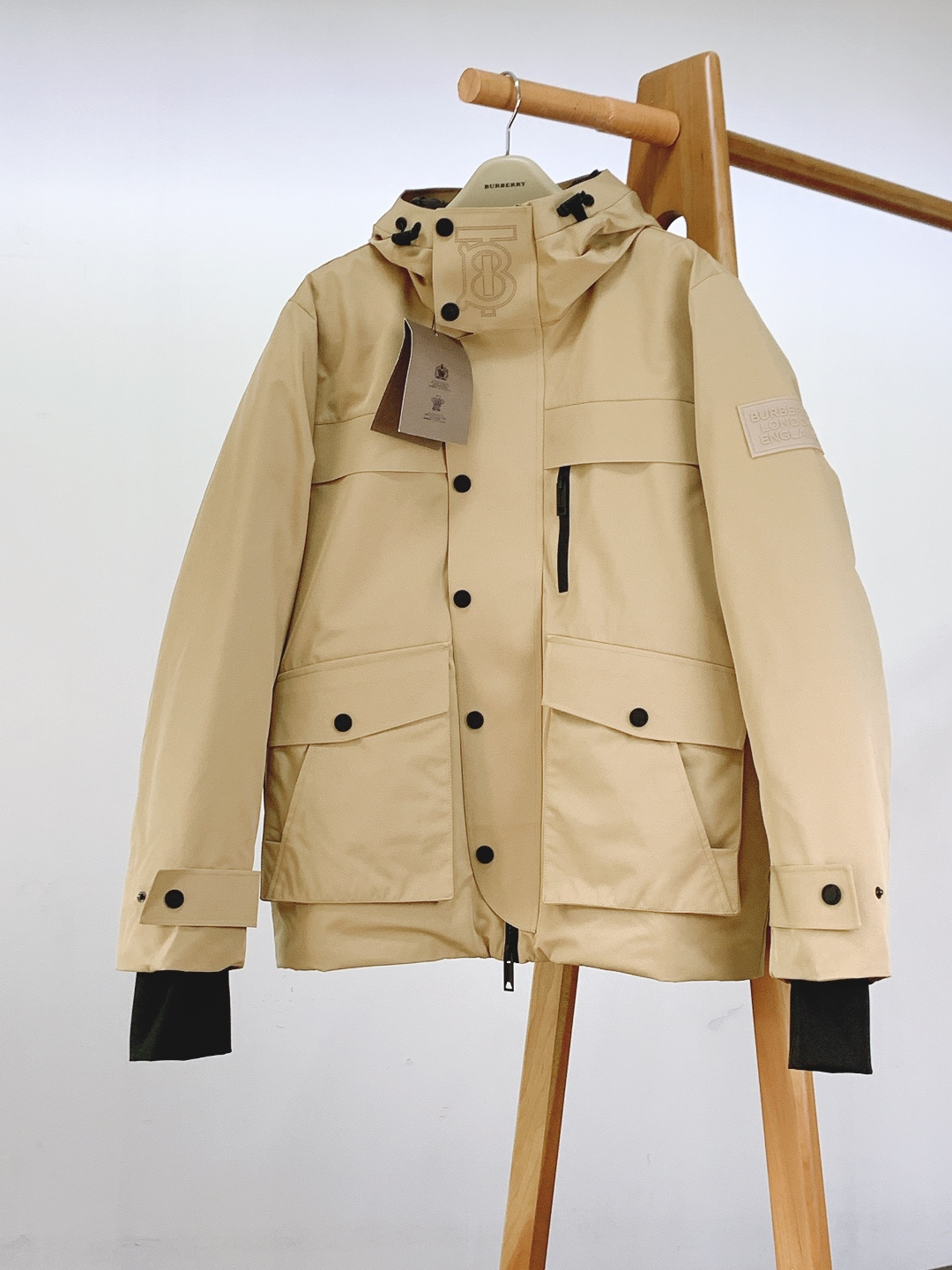 Burberry 巴宝莉 2025FW秋冬新品 工装风连帽羽绒服：「外观细节：低调里的品牌辨识度」• 双