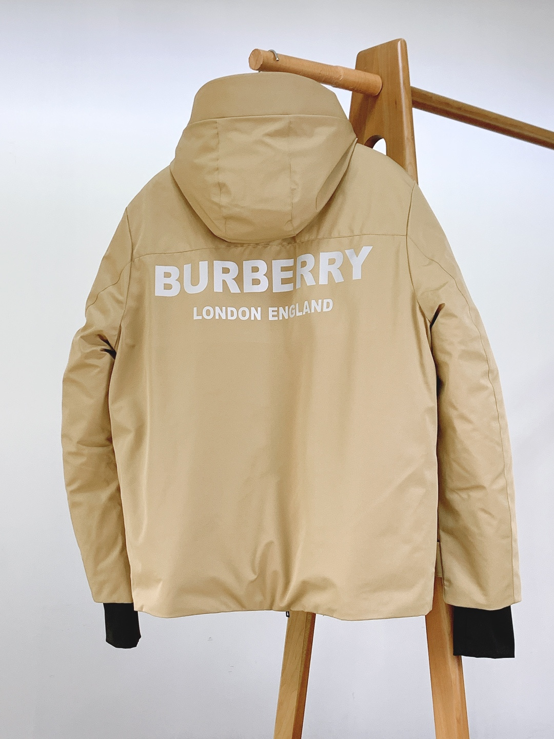 Burberry 巴宝莉 2025FW秋冬新品 工装风连帽羽绒服：「外观细节：低调里的品牌辨识度」• 双