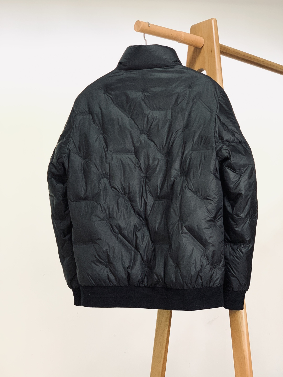 Burberry 巴宝莉 2025FW秋冬新品 菱格羽绒夹克。全身立体菱格压纹，让90绒填充更均匀蓬松，