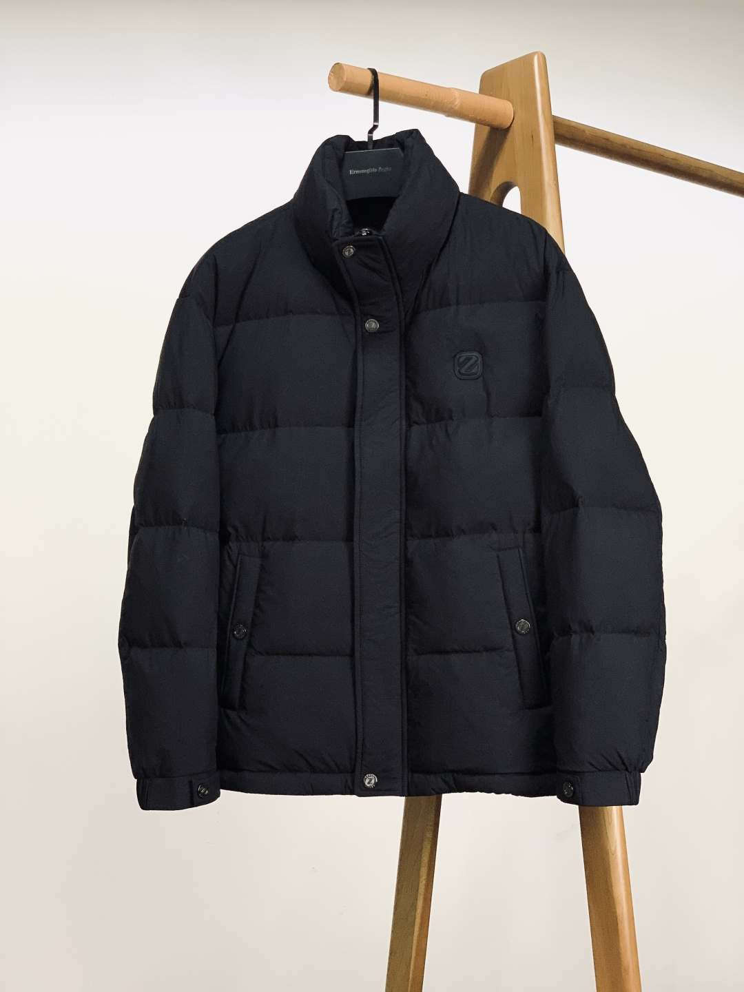 Ermenegildo Zegna 杰尼亚 2025FW秋冬新品 黑色立领羽绒夹克：90绒填充的细节质感