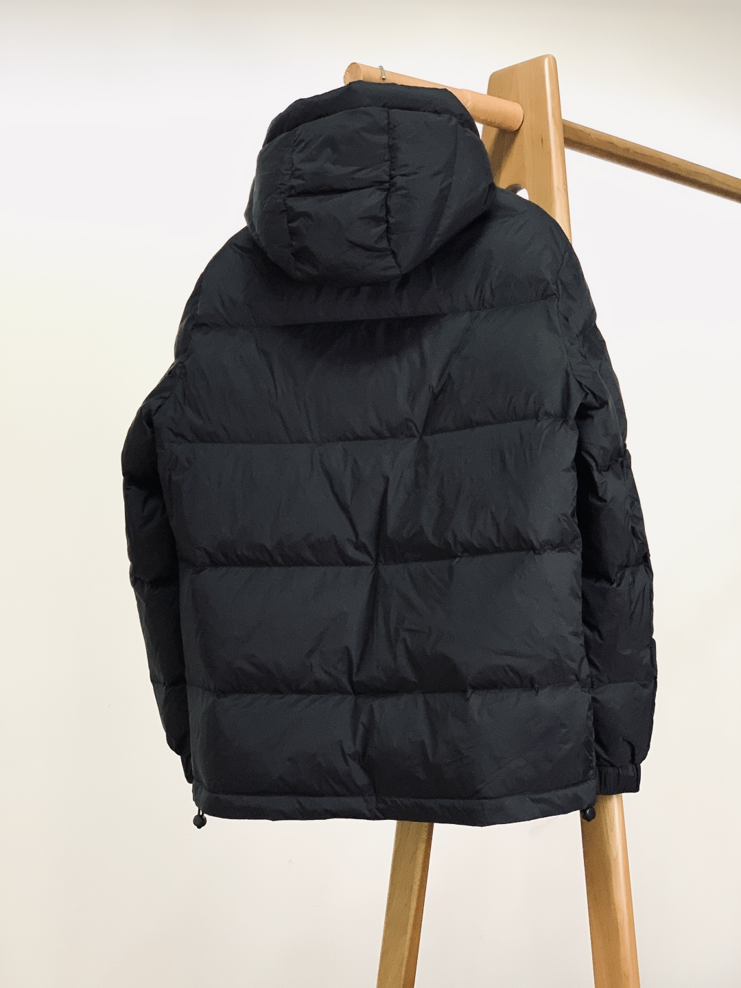 Burberry 巴宝莉 2025FW秋冬新品 休闲连帽羽绒服，经典格纹与90绒的冬日质感碰撞纯黑廓形+