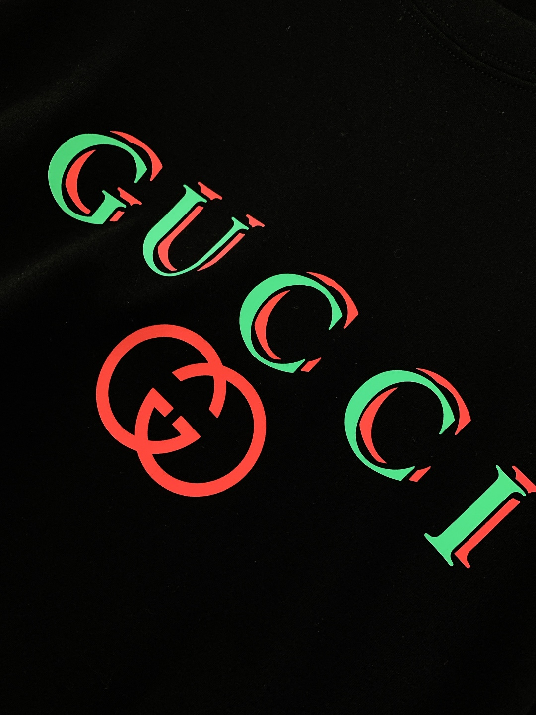 Gucci 古驰 2025FW秋冬新品 双标撞色打底卫衣。胸前标识字母+GG标识，用红绿撞色勾勒出品牌标