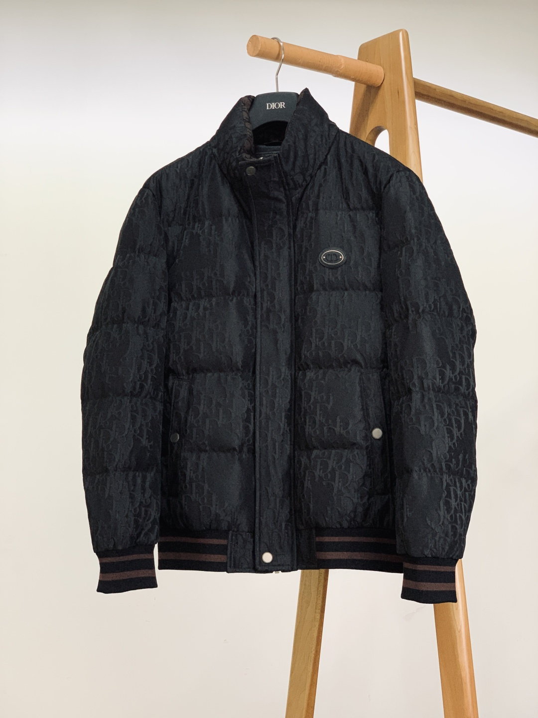 Dior Homme 迪奥·桀傲 2025FW秋冬新品 暗纹羽绒夹克。全身满印同色系暗纹提花，哑光黑质感