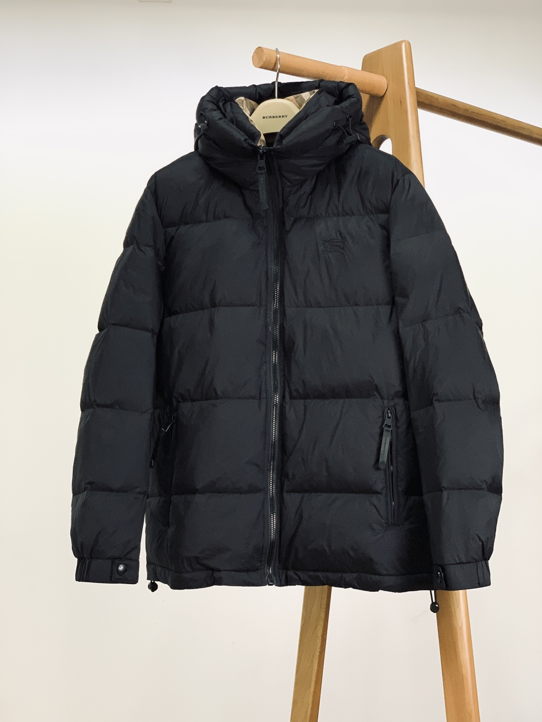 Burberry 巴宝莉 2025FW秋冬新品 休闲连帽羽绒服，经典格纹与90绒的冬日质感碰撞纯黑廓形+