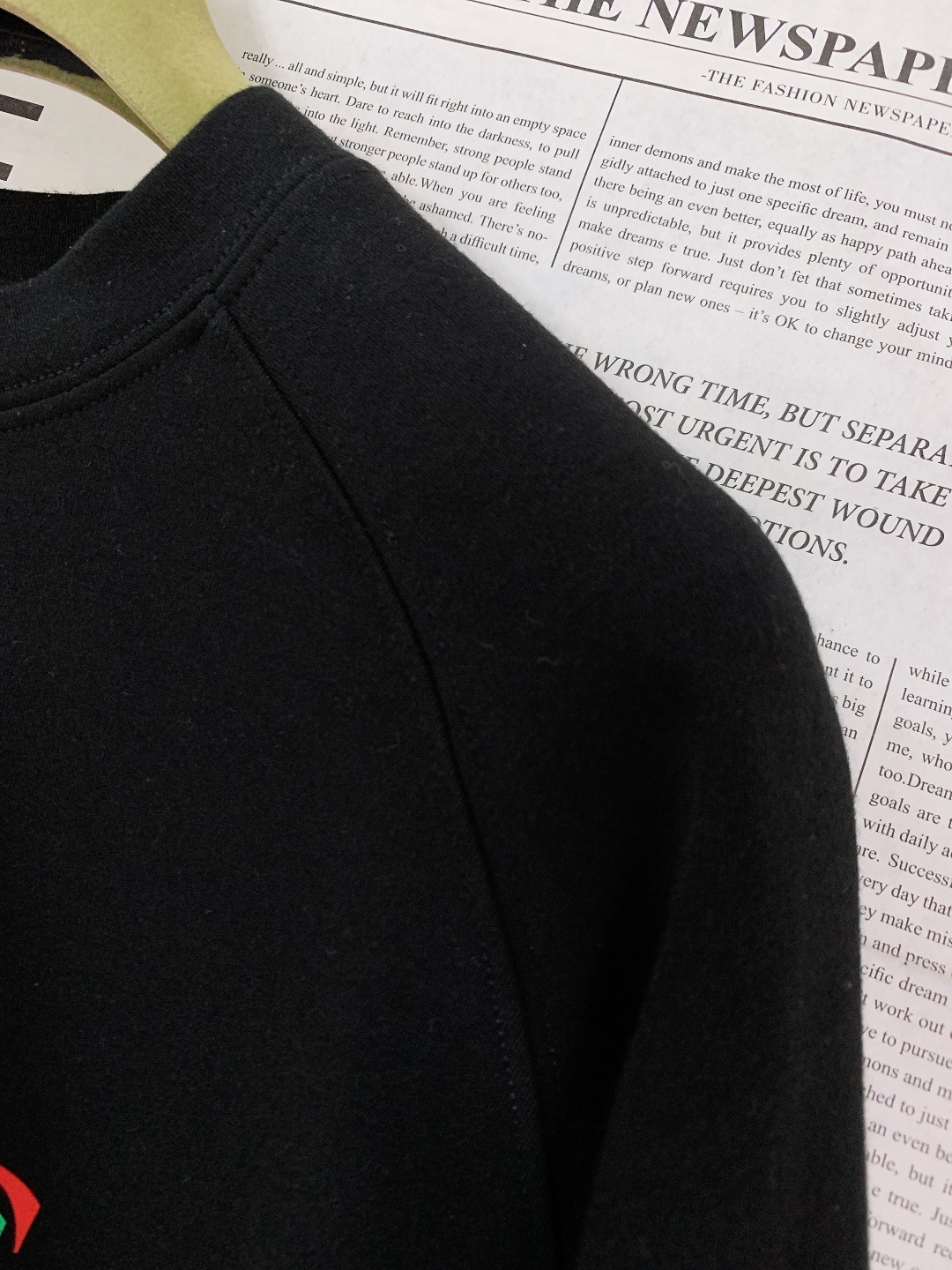 Gucci 古驰 2025FW秋冬新品 双标撞色打底卫衣。胸前标识字母+GG标识，用红绿撞色勾勒出品牌标